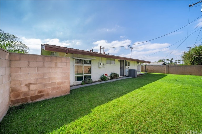 Photo 30 of 37 - 1019 N Hermosa Dr, Anaheim, CA 92801