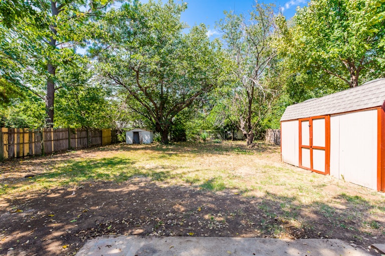 Photo 25 of 27 - 1602 Geraldine Ln, Arlington, TX 76010
