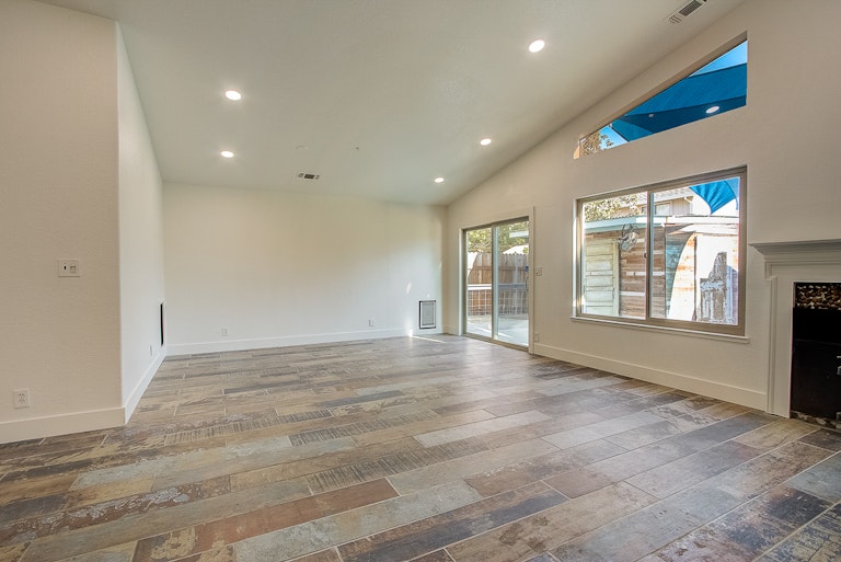 Photo 6 of 32 - 6724 Folkstone Way, Elk Grove, CA 95758