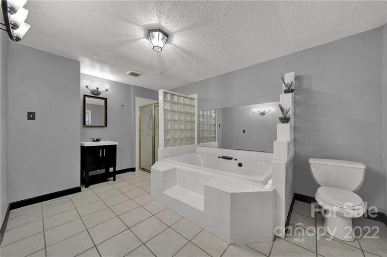 Photo 17 of 29 - 9023 Nottoway Dr, Charlotte, NC 28213