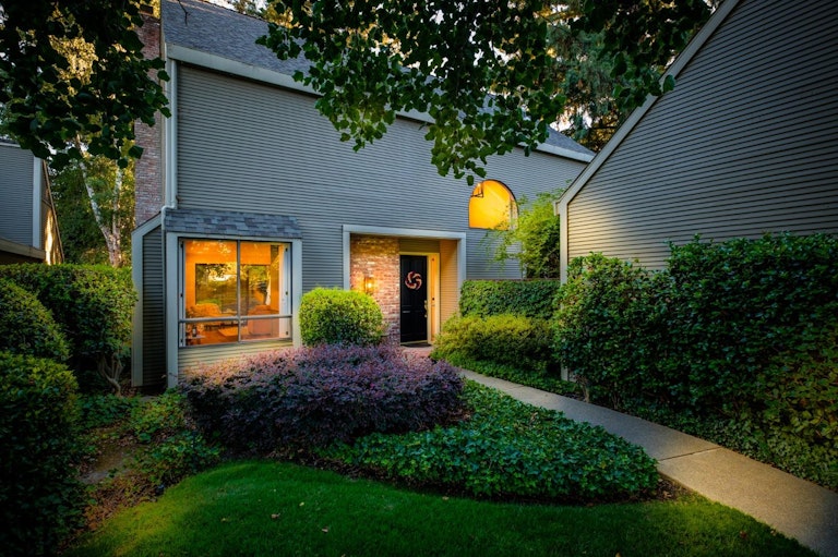 Photo 2 of 40 - 317 Wyndgate Rd, Sacramento, CA 95864