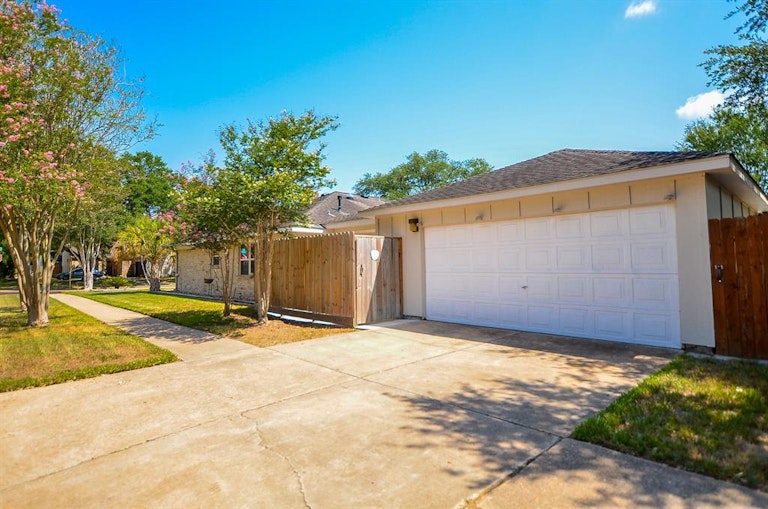 Photo 23 of 38 - 939 Hidden Canyon Rd, Katy, TX 77450