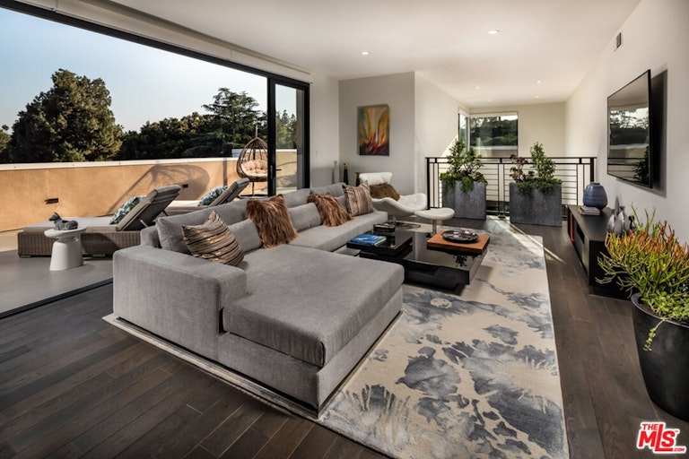 Photo 3 of 13 - 332 W Green St #410, Pasadena, CA 91105