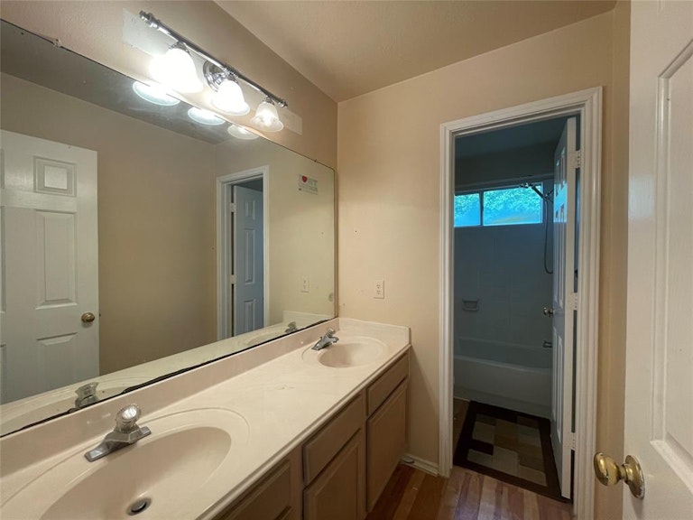 Photo 12 of 17 - 13103 Leader St, Houston, TX 77072