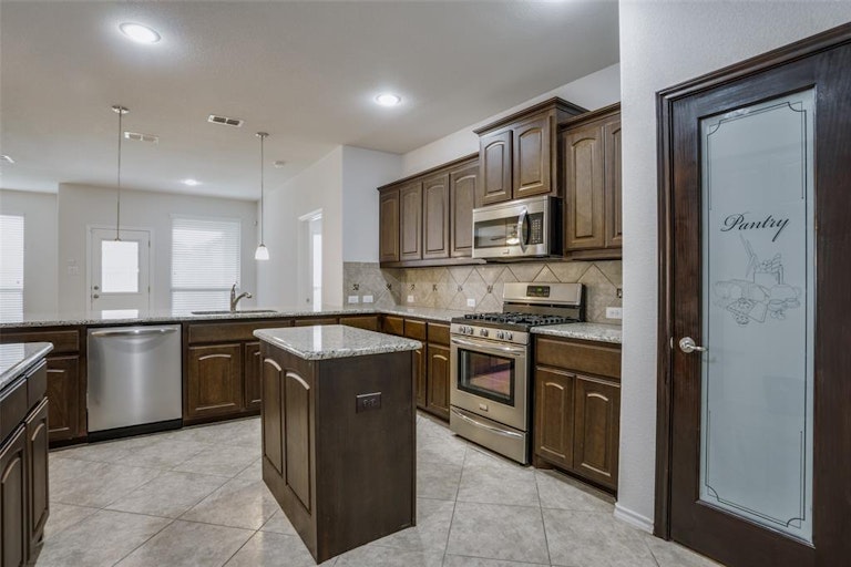 Photo 5 of 35 - 2832 Saddle Creek Dr, Fort Worth, TX 76177