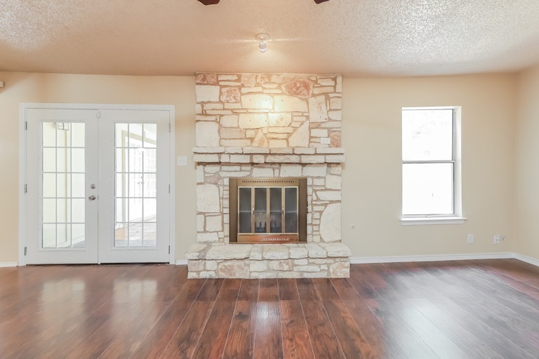 Photo 9 of 27 - 4707 Pebble Gln, San Antonio, TX 78217