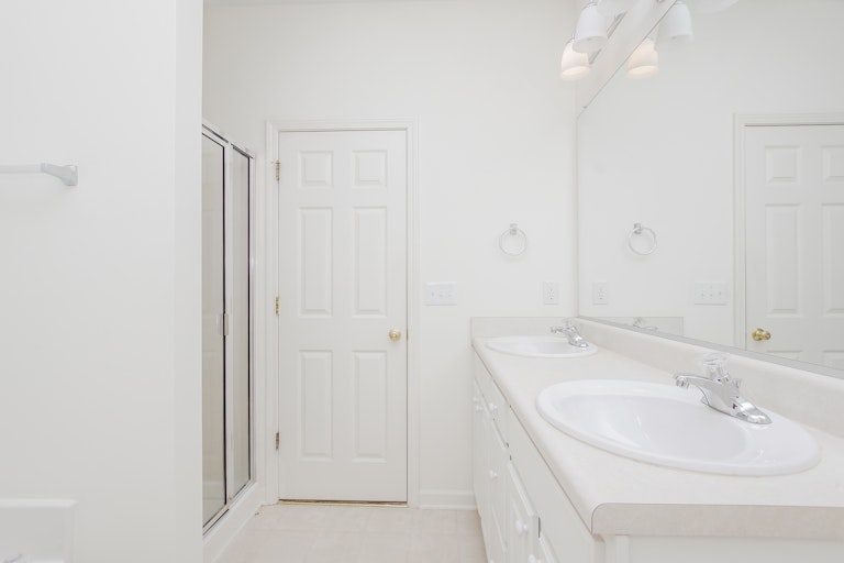 Photo 4 of 25 - 3329 Archdale Dr, Raleigh, NC 27614