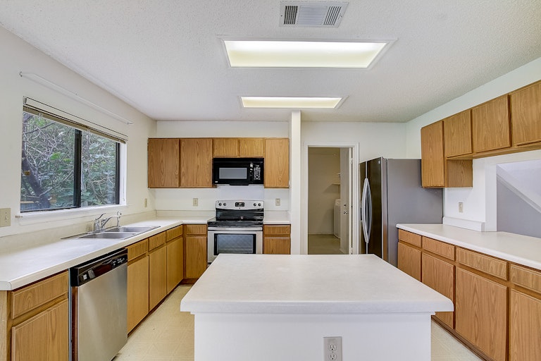 Photo 22 of 38 - 3213 Elizabeth Anne Ln, Round Rock, TX 78664