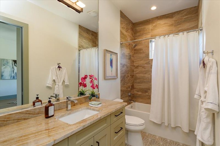 Photo 16 of 25 - 2325 Princeton Ct, Orlando, FL 32804