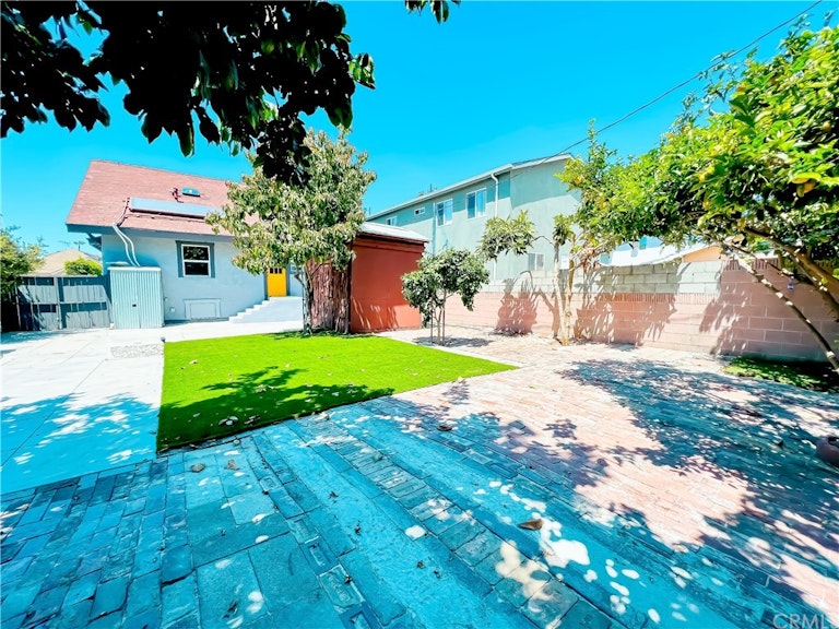 Photo 21 of 25 - 228 W 52nd St, Los Angeles, CA 90037