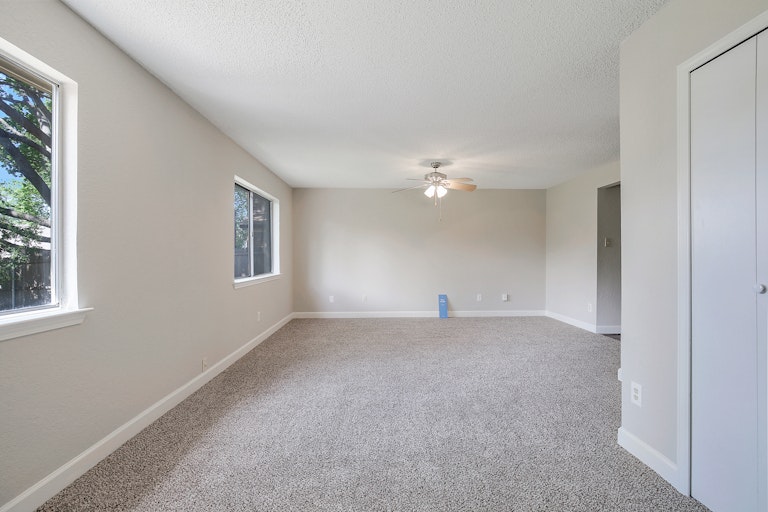 Photo 12 of 27 - 2316 Hollybush Ln, Bedford, TX 76021