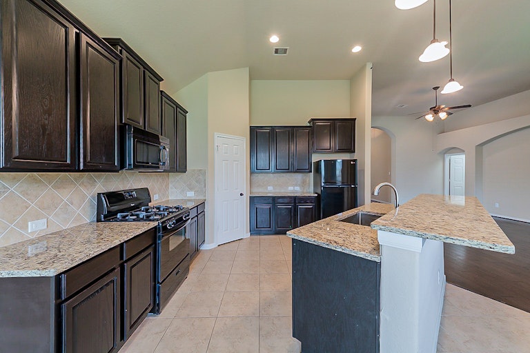 Photo 2 of 35 - 13707 Parkers Cove Ct, Houston, TX 77044