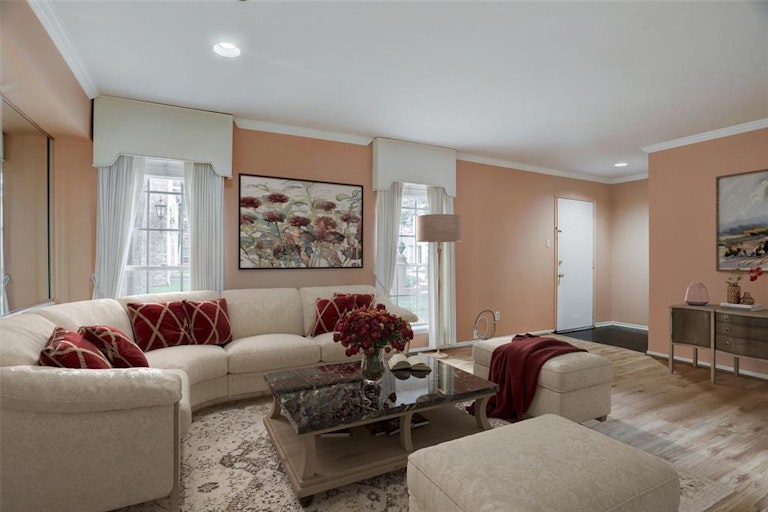 Photo 3 of 18 - 357 N Post Oak Ln #102, Houston, TX 77024