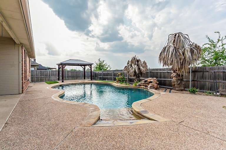 Photo 23 of 25 - 445 Chisholm Trl, Justin, TX 76247