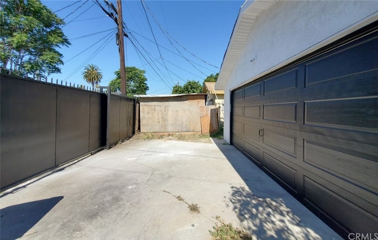 Photo 5 of 35 - 1720 W 59th St, Los Angeles, CA 90047
