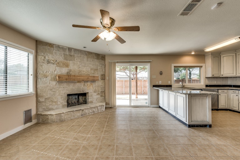 Photo 4 of 27 - 734 Red Wing Dr, Lewisville, TX 75067