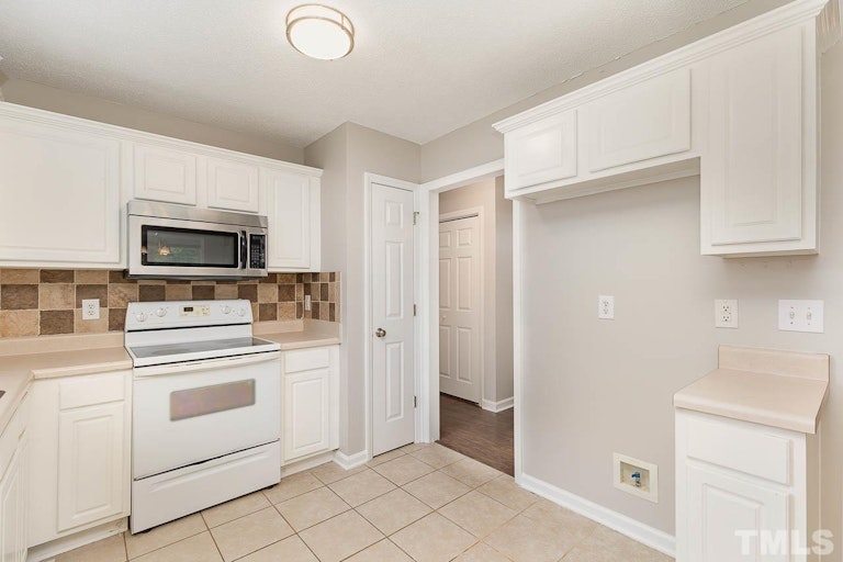 Photo 13 of 32 - 155 Duck Pond Ln, Clayton, NC 27520
