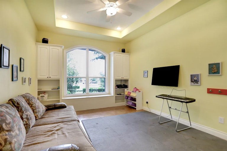 Photo 15 of 34 - 7811 Bent Green Ln, Spring, TX 77389