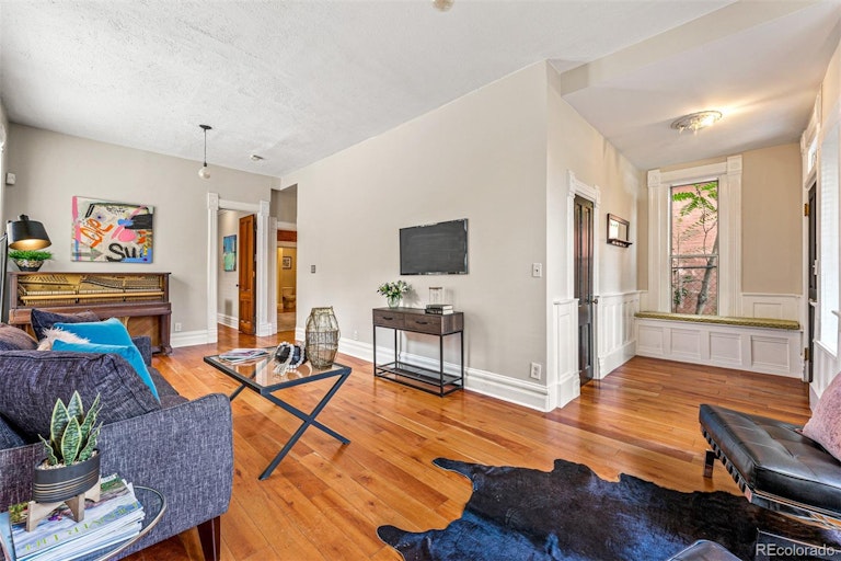 Photo 7 of 40 - 2917 Glenarm Pl, Denver, CO 80205
