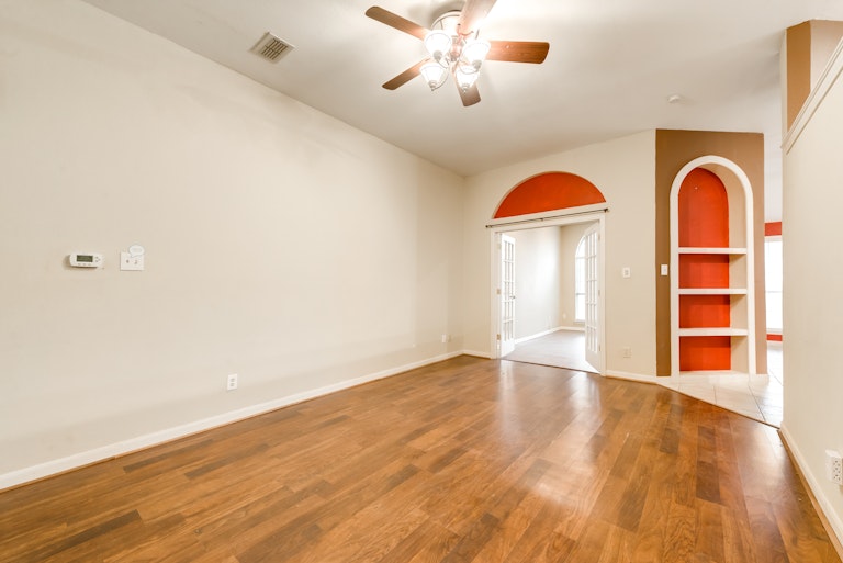 Photo 14 of 24 - 4342 Briar Hill Dr, Grand Prairie, TX 75052