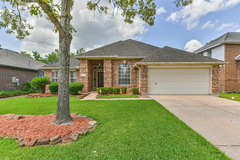 Photo 1 of 41 - 3111 Genessee Creek Ln, Friendswood, TX 77546
