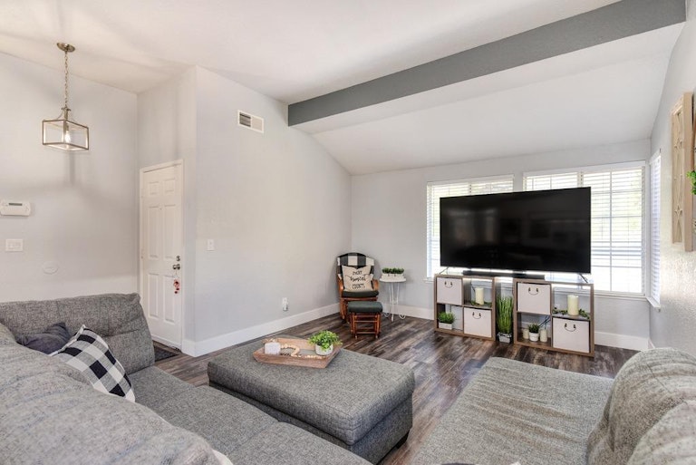 Photo 9 of 40 - 8372 Vintage Park Dr, Sacramento, CA 95828