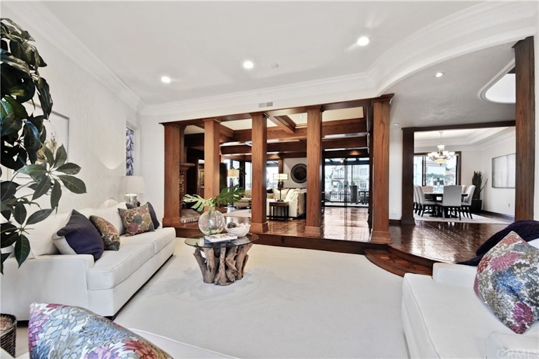 Photo 10 of 45 - 3682 Escapade Cir, Huntington Beach, CA 92649