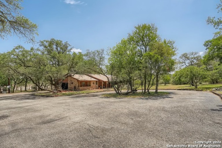 Photo 3 of 38 - 1122 Crescent Hill Dr, San Antonio, TX 78253