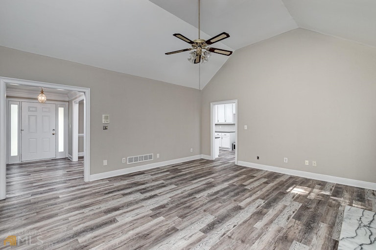 Photo 10 of 33 - 7967 Lake Ridge Dr, Jonesboro, GA 30236