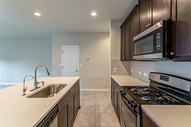 Photo 9 of 22 - 5602 Burr Blf, San Antonio, TX 78266