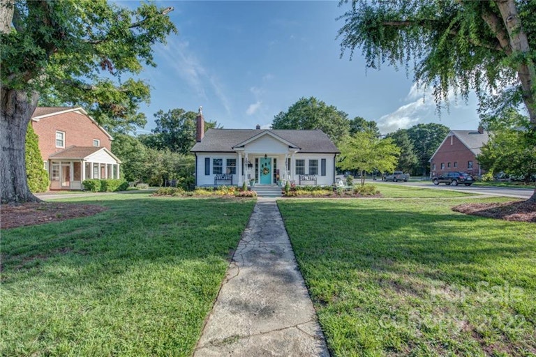 Photo 2 of 22 - 502 W Trade St, Dallas, NC 28034