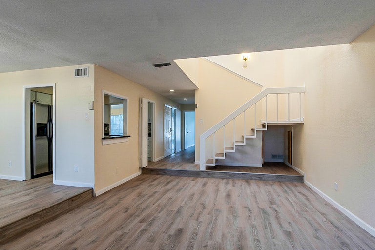 Photo 22 of 25 - 9326 Emberglow Ln, Dallas, TX 75243