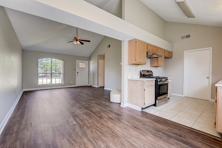 Photo 5 of 37 - 9032 Elbe Trl, Fort Worth, TX 76118
