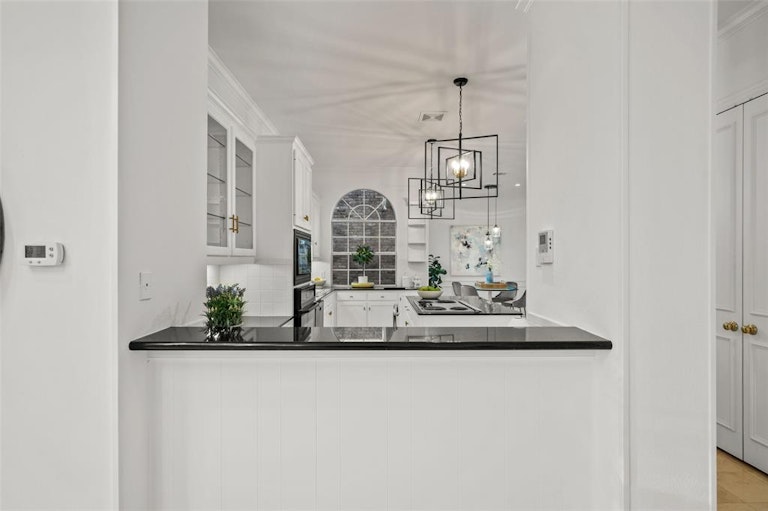Photo 15 of 35 - 13703 Creekside Pl, Dallas, TX 75240
