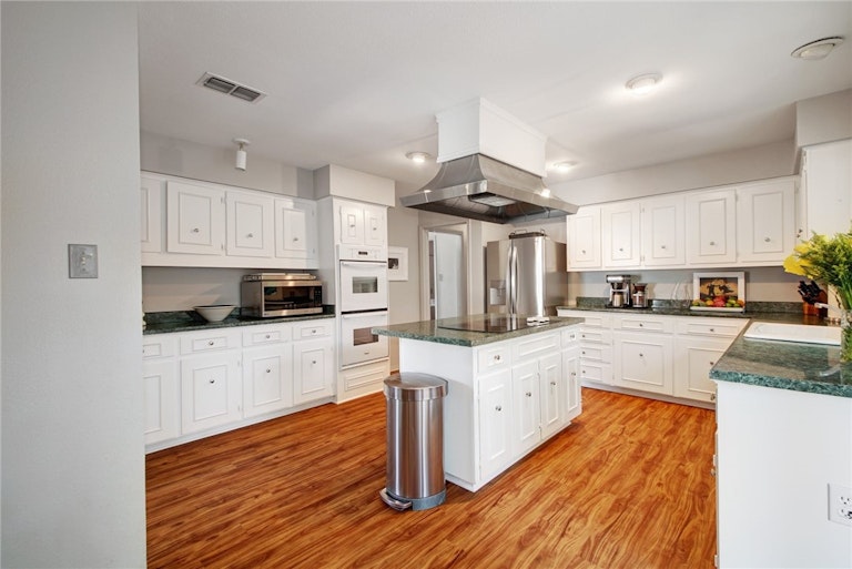 Photo 10 of 32 - 8510 Appalachian Dr, Austin, TX 78759