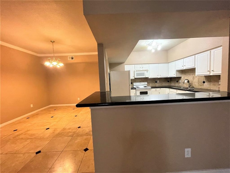 Photo 8 of 23 - 2255 Braeswood Park Dr #264, Houston, TX 77030