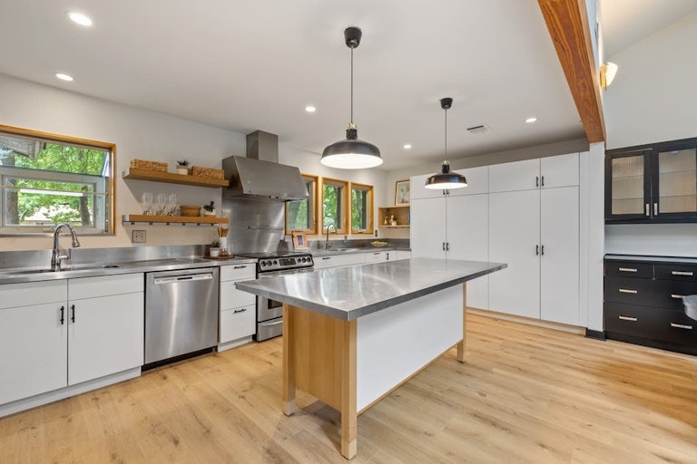 Photo 10 of 26 - 12904 Trailwood Rd, Austin, TX 78727