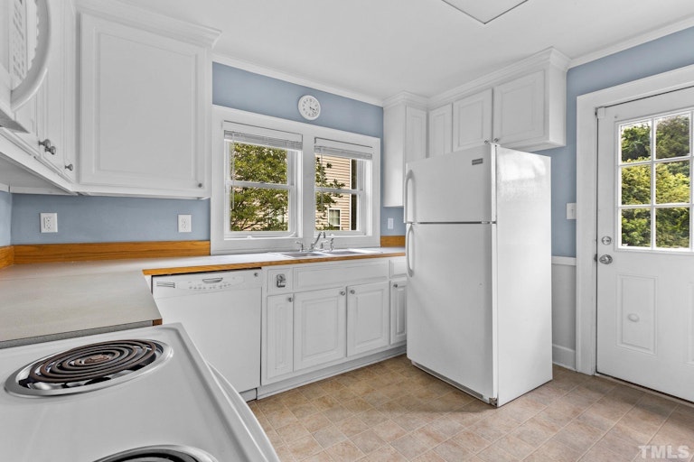 Photo 10 of 20 - 311 W Poplar Ave, Carrboro, NC 27510
