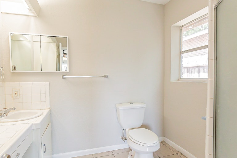 Photo 16 of 23 - 850 Linda Lou Dr, San Antonio, TX 78223