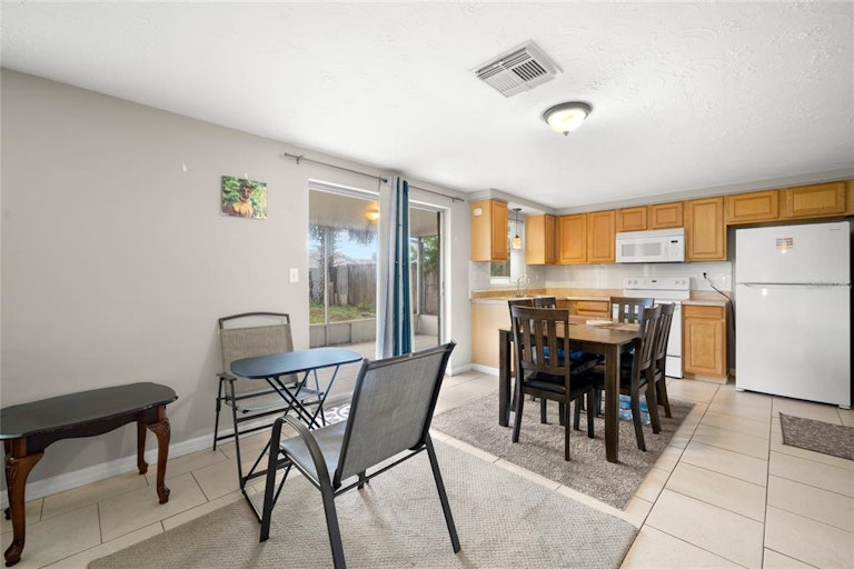 Photo 5 of 15 - 3248 Seffner Dr, Holiday, FL 34691