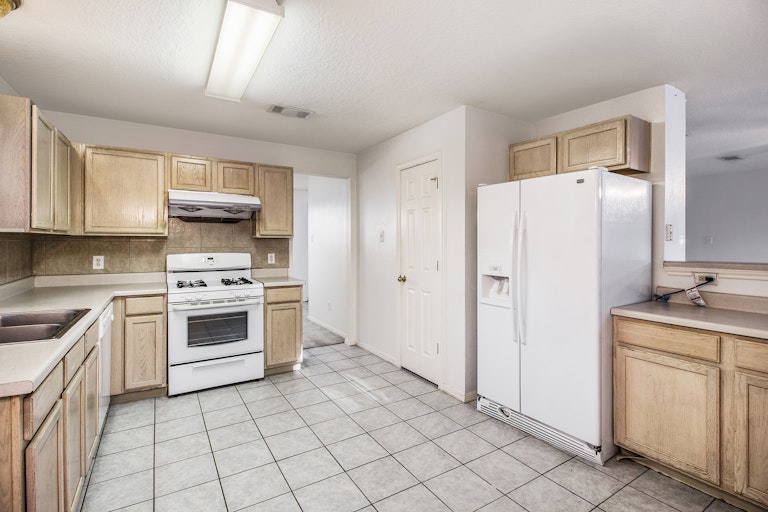 Photo 8 of 17 - 8613 Mapletwist St, Houston, TX 77083