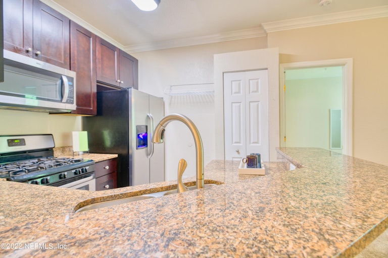 Photo 14 of 25 - 13810 Sutton Park Dr N #1327, Jacksonville, FL 32224
