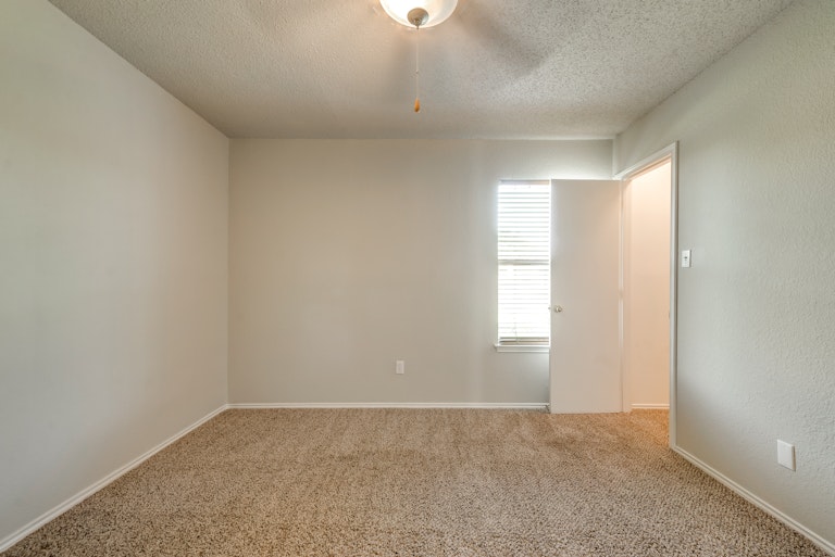 Photo 19 of 28 - 2039 Angelica Way, Dallas, TX 75217
