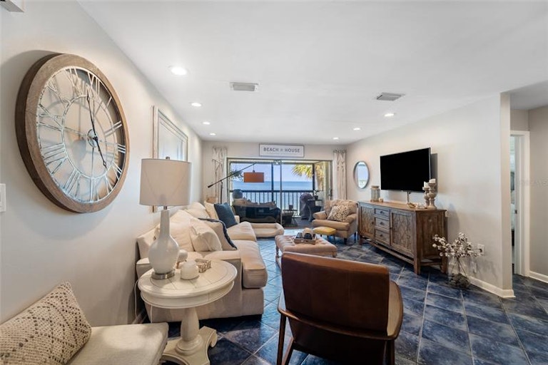 Photo 4 of 25 - 7300 Sunshine Skyway Ln S #209, Saint Petersburg, FL 33711