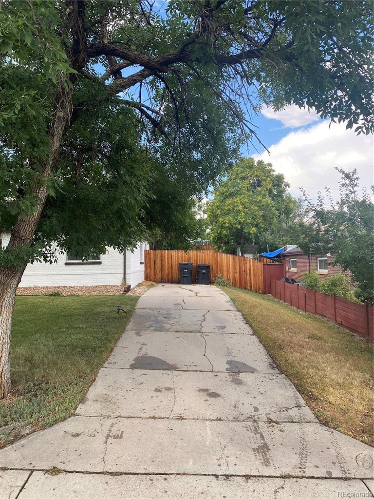 Photo 3 of 22 - 9340 Ellen Ct, Thornton, CO 80229