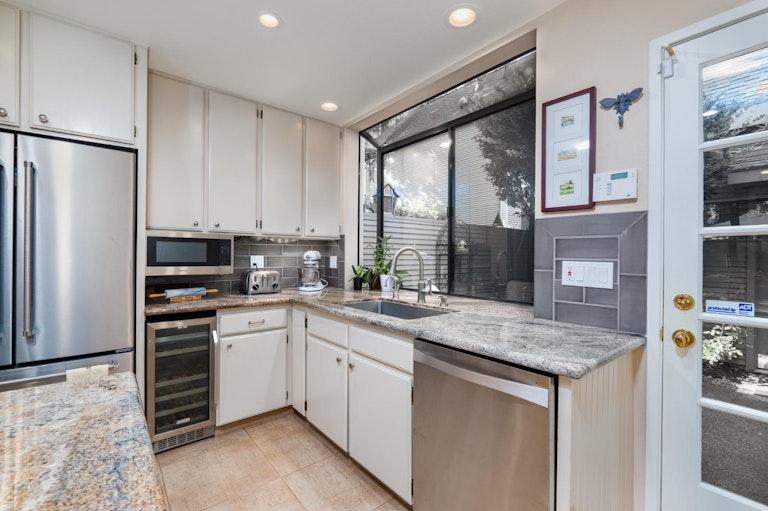 Photo 14 of 40 - 317 Wyndgate Rd, Sacramento, CA 95864