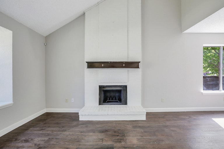 Photo 3 of 27 - 2316 Hollybush Ln, Bedford, TX 76021