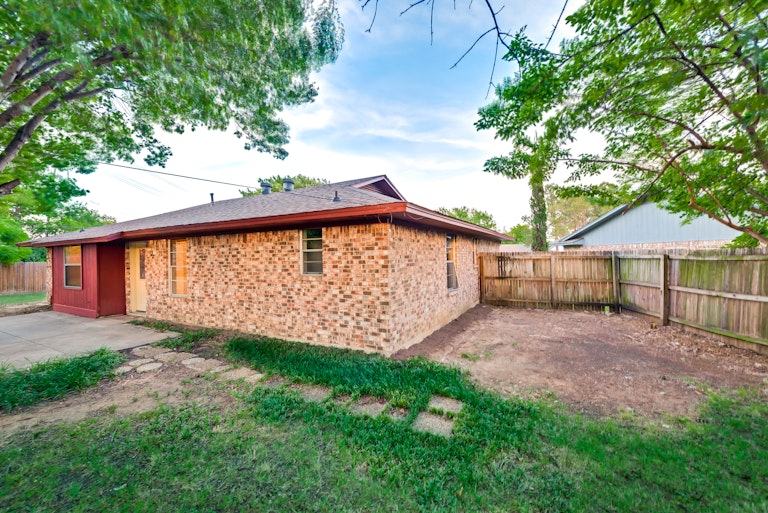 Photo 28 of 29 - 509 Kingfisher Ct, Denton, TX 76209
