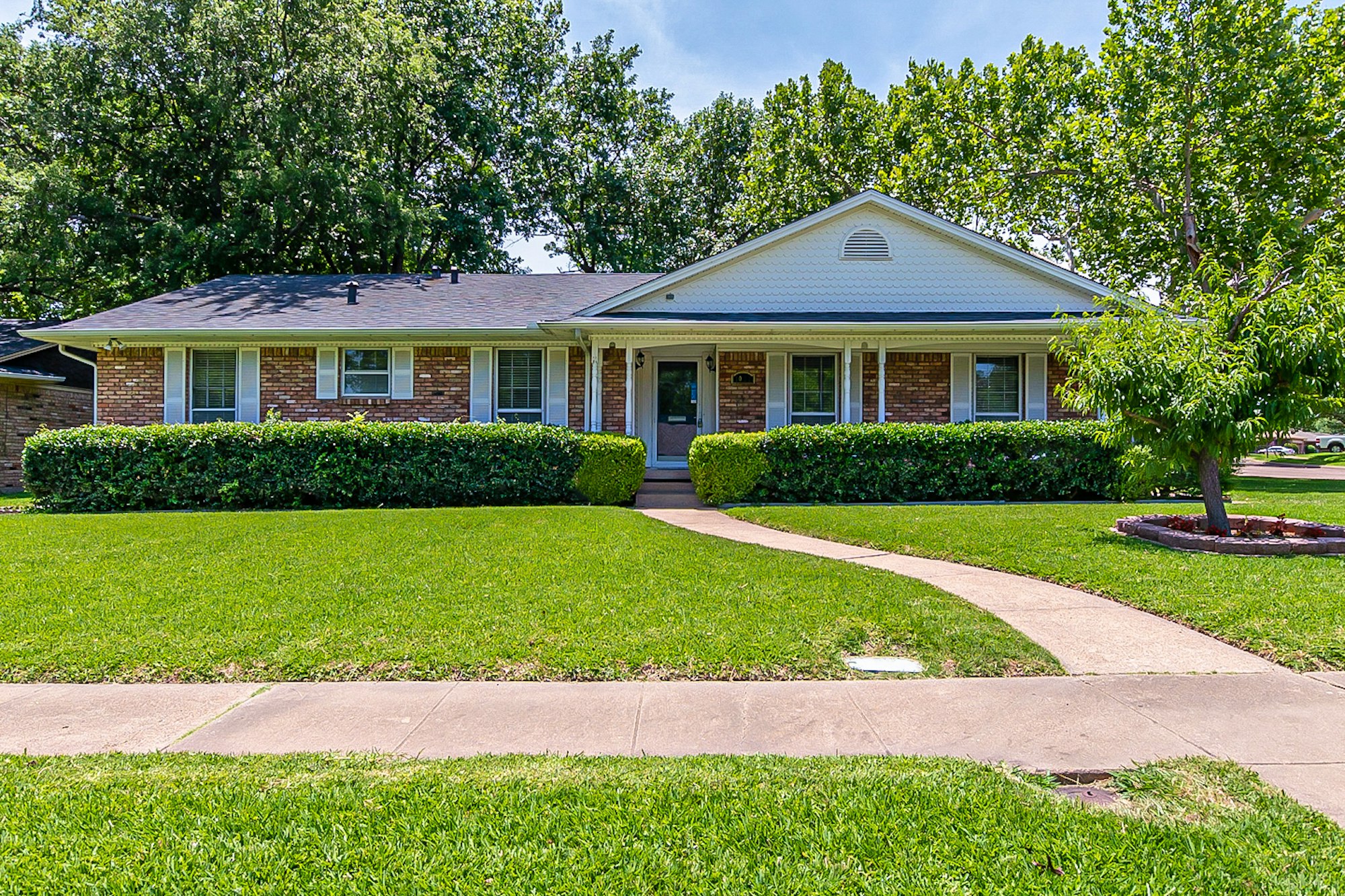 Photo 1 of 30 - 1022 Bardfield Ave, Garland, TX 75041
