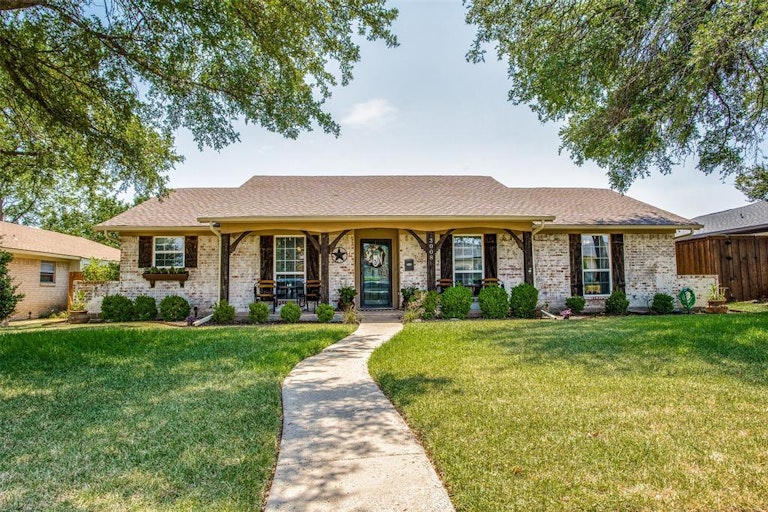 Photo 1 of 36 - 3008 Kensington Dr, Mesquite, TX 75150